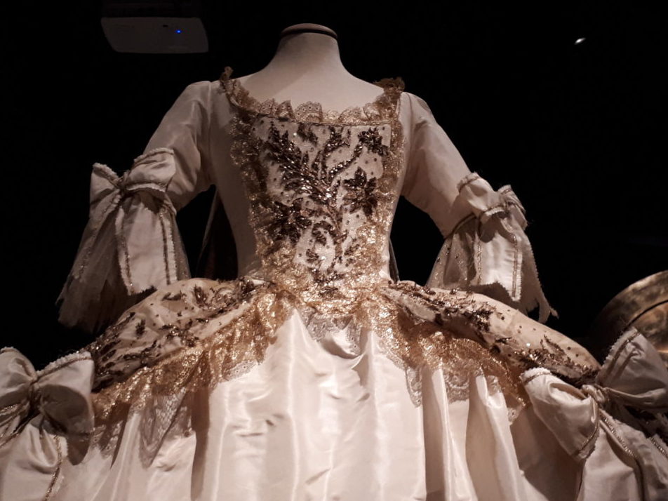 I Costumi Di Una Regina Da Oscar Al Museo Del Tessuto Di Prato In Mostra Gli Abiti Di Milena 